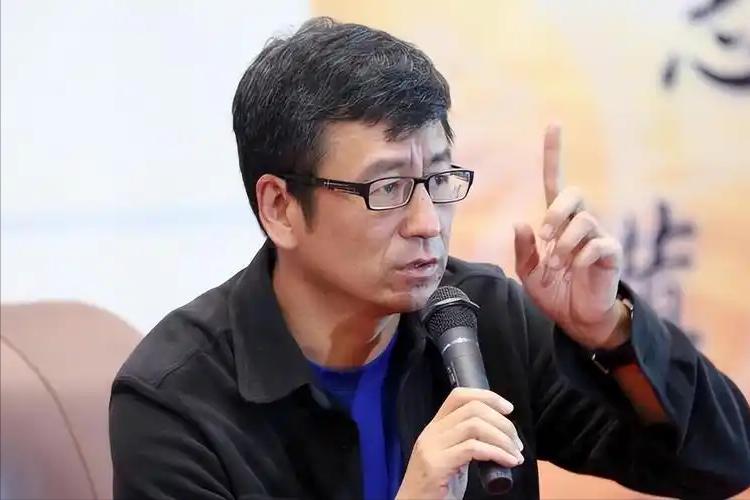 他是央视一哥，被病痛折磨瘦50斤，长期失眠想自杀，一句话引民愤。




主要信