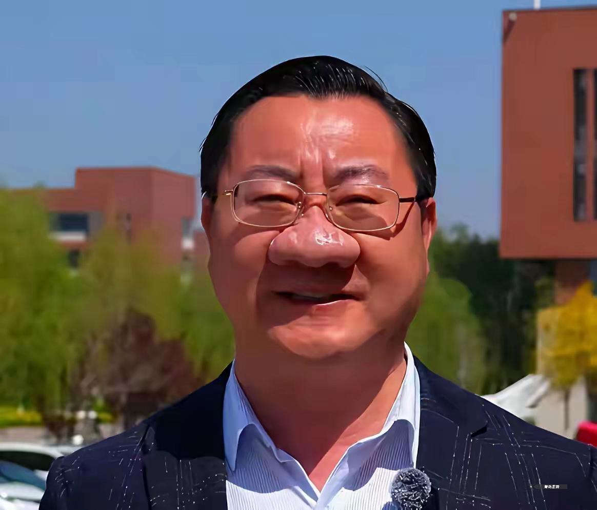 北大校友会副会长郭延军，
学识出众、能力过硬，是实打实的学霸大佬。
未曾想他因极