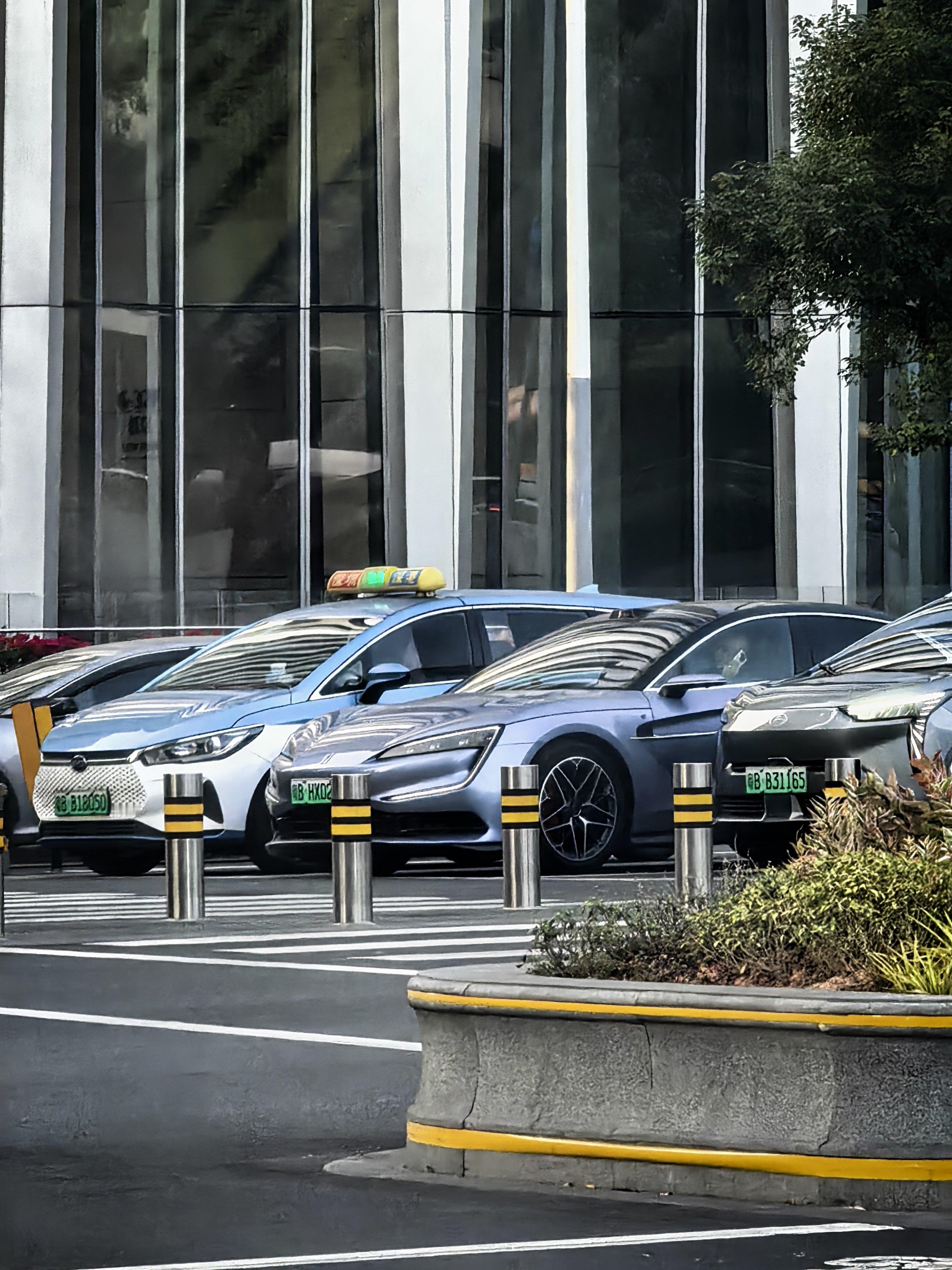 深圳有钱人就是多，没一会就见到两辆仰望U7，三辆尊界S800