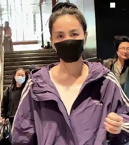 假日期间，王菲素颜现身北京艺术中心，观看尹昉、王砚辉主演的话剧《浮士德》。
她扎