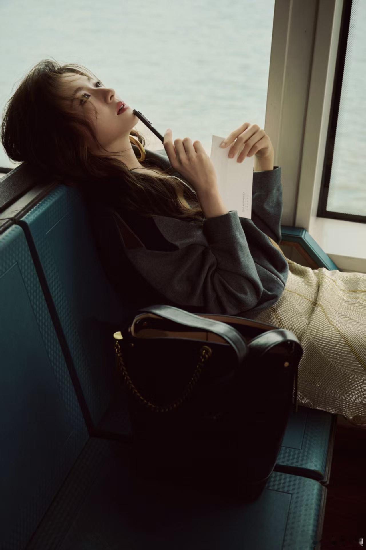 李兰迪 耳环消失术 复古穿搭时髦在线，可眼里的故事感更抓心。靠墙抬眸疏离，注视远