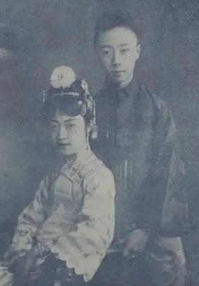 1925年，22岁的唐怡莹趁丈夫溥杰不在，和25岁的张学良发生了关系，没过几天，