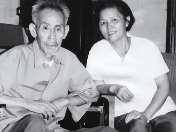 1942年吴运铎被炮弹炸伤，不得不回到后方接受治疗，因人手不够，一个小媳妇被派来
