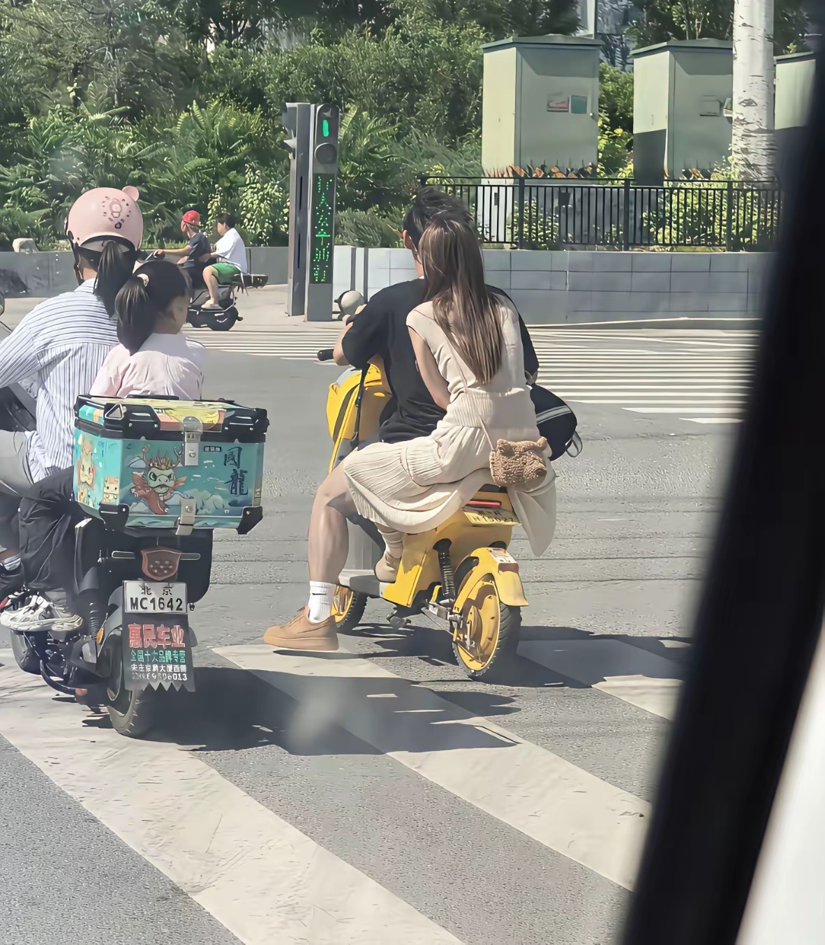 谁教她们两个这样坐的，这拍摄角度怎么样 