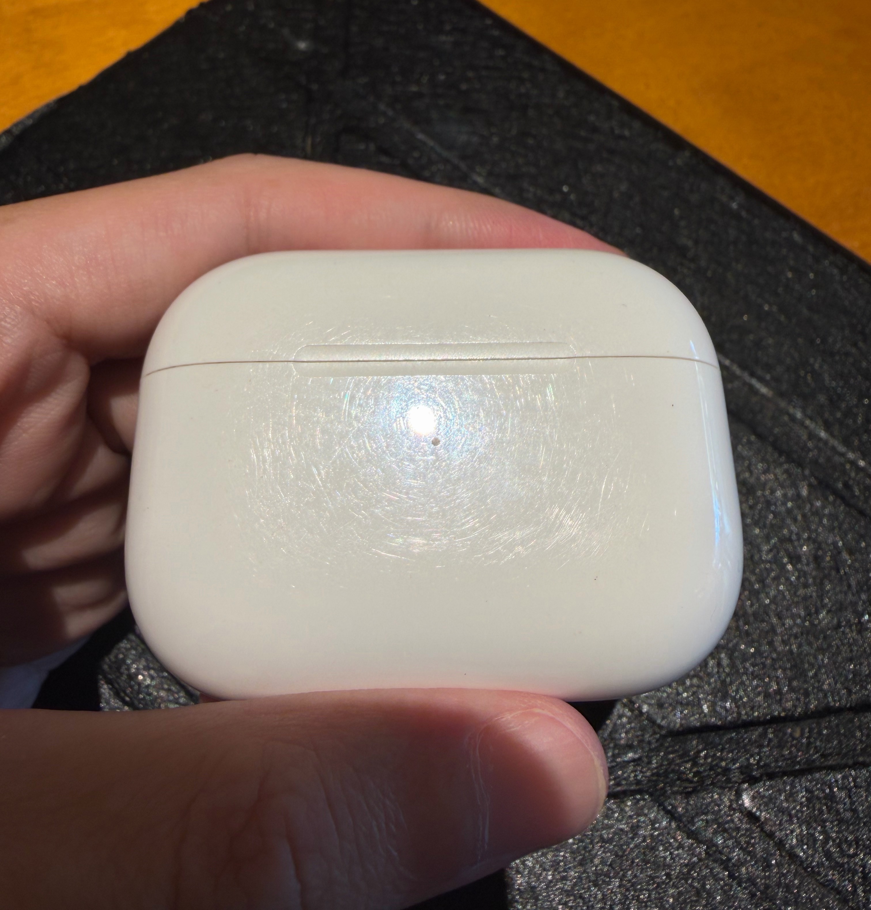 你们的AirPods都有戴套吗？如果没有的话就会跟我的一样，全是划痕，不过我现在