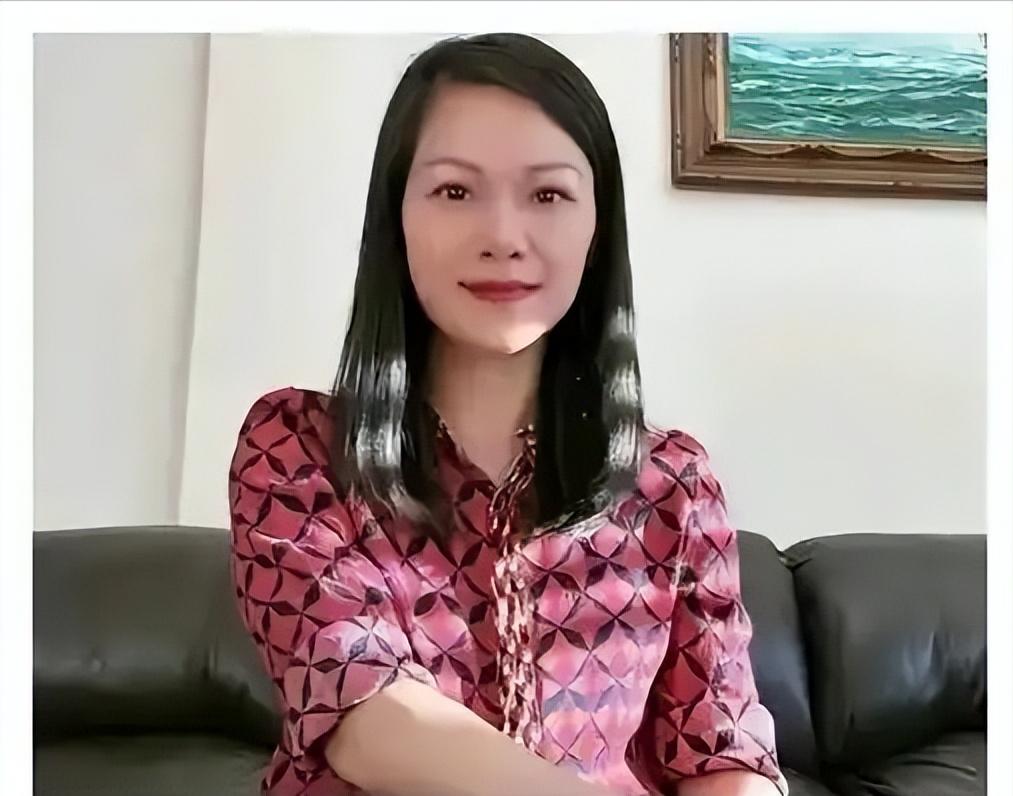 中国知名美女作家称在国内压抑不自由，让她活不下去，于是她抛弃父母，带着年幼的女儿