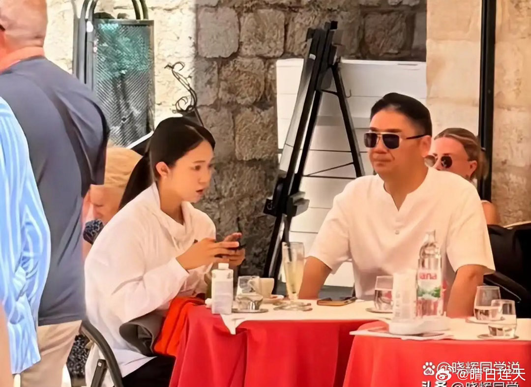 刘强东带女助理出差，章泽天专心陪娃，分工明确，不拘泥小情小爱 