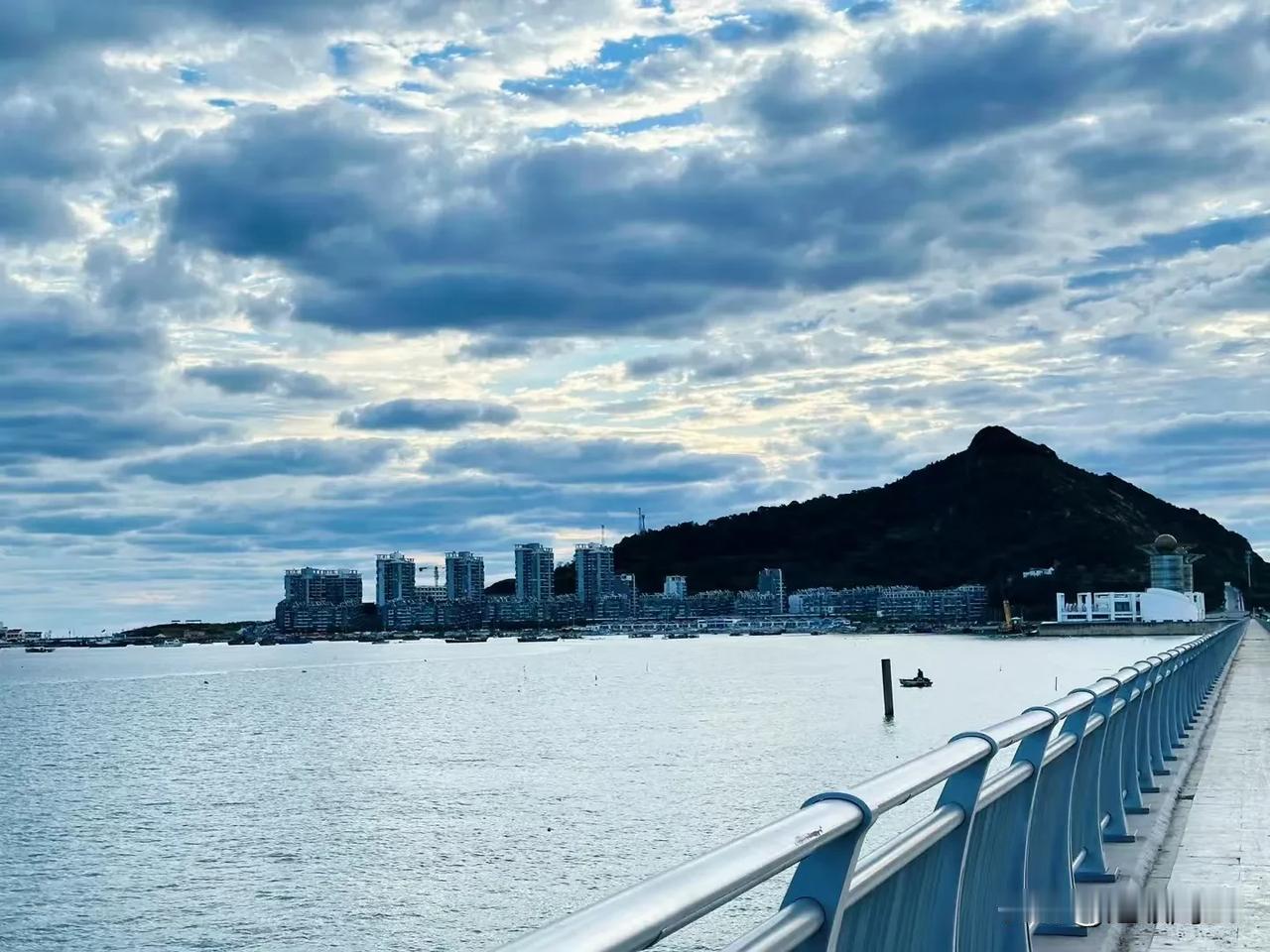 #随手记录秋日生活#秋天，是个适合旅行的季节，面朝大海，山海无恙。天边的朝霞也可