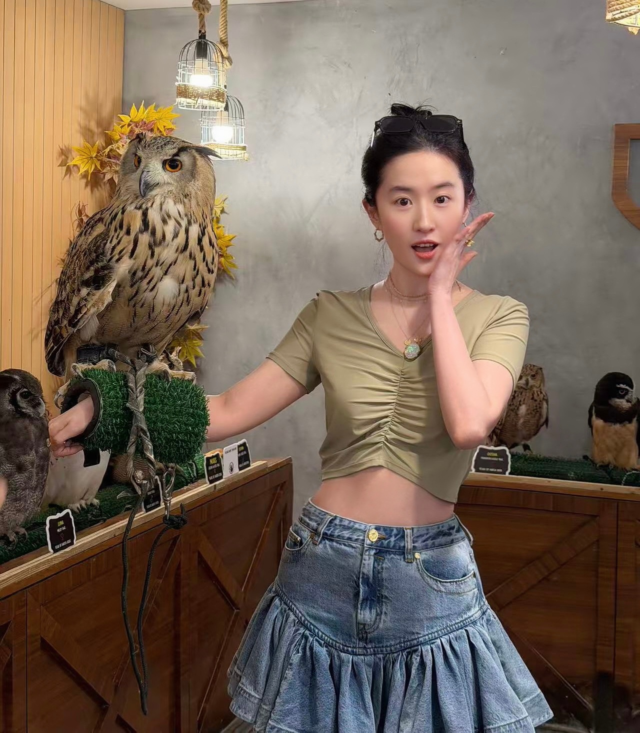 年少成名时，身边同龄人尚在所谓愚昧开化期，她却早已有着超越年龄的成熟、清醒与 s