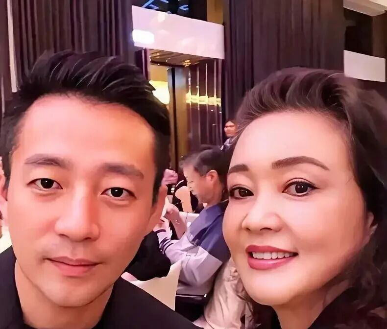 亲妈拆台！张兰直播吐槽汪小菲：兜里就俩钢镚，还想买上亿豪宅？门儿都没有 