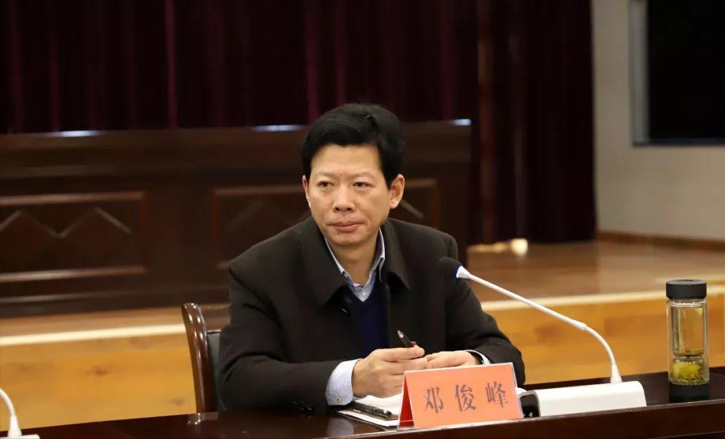 从7月份免职后一直未获“另有任用”，邓俊峰就应该预感到了今天，直到今天主动投案，