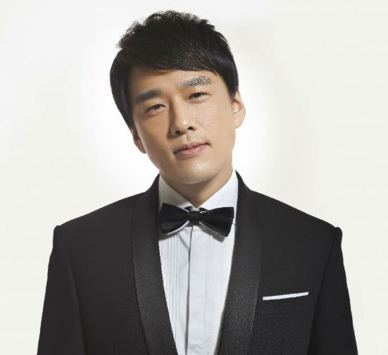 一天，王耀庆第一次带儿子去打预防针，儿子问他:“这个会不会痛？要是痛的话会不会死