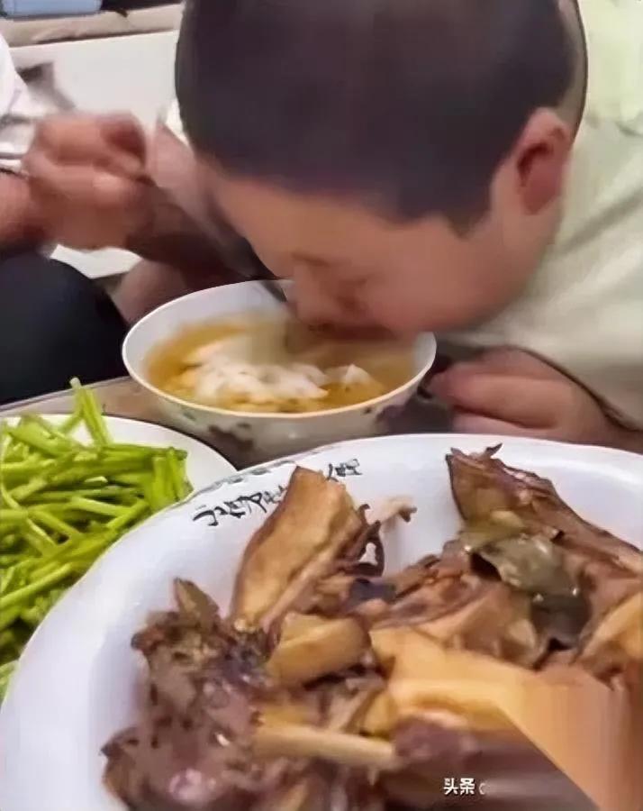 饮料泡饭，真香？

儿子把可乐当高汤，妻子刷手机不抬眼，我吼破嗓子只换来一句“别