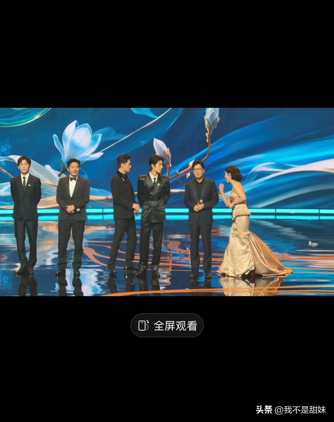 杨紫肖战同台击掌 [爱慕][爱慕]！
碰过手的肖战害羞到小动作：看地板[我想静静