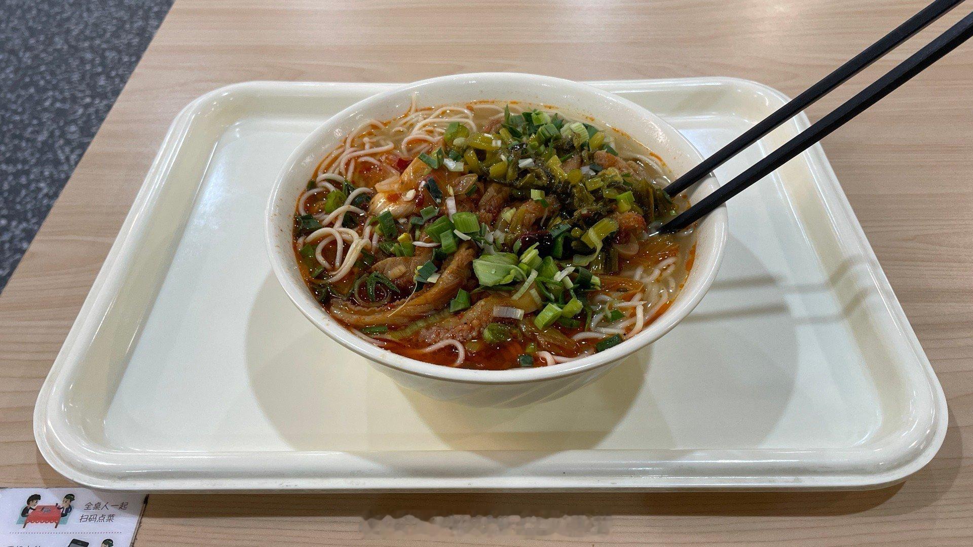 楼下食堂新增的汤面馆，分量有点大～ 而且价格还便宜，猜猜我这碗多少钱？ ​​​