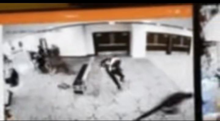 突发！特朗普出席白宫记者晚宴遇枪击 现场枪响宾客惊逃 枪手身亡
 
当地时间4月