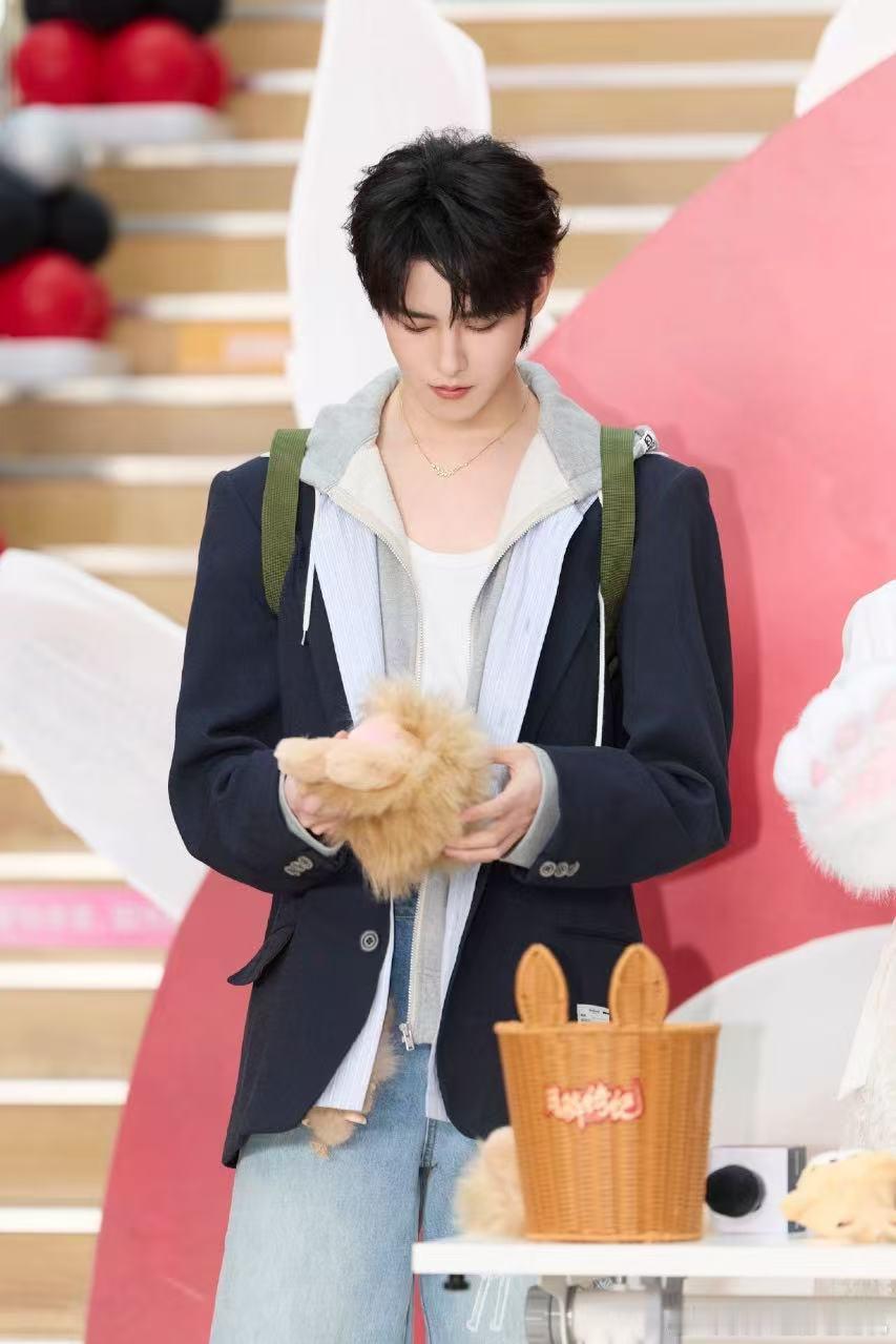 田嘉瑞这是我的啊呜 田嘉瑞抱着啊呜那个炫耀的小表情太可爱了，谁得到了心爱的玩偶不