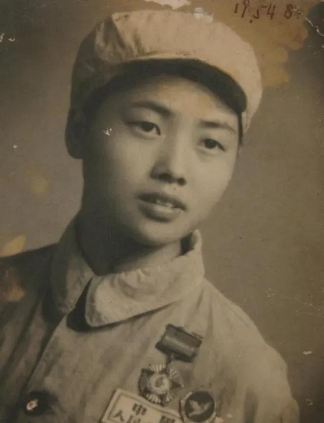 抗美援朝中，女护士被美军的炮弹炸瞎了双眼，当场晕厥。
1953年6月27日，《人