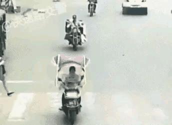 一个走路看手机，一个骑车不看人，比的就是谁更硬，结果还是骑车的硬，撞人了，一扭龙