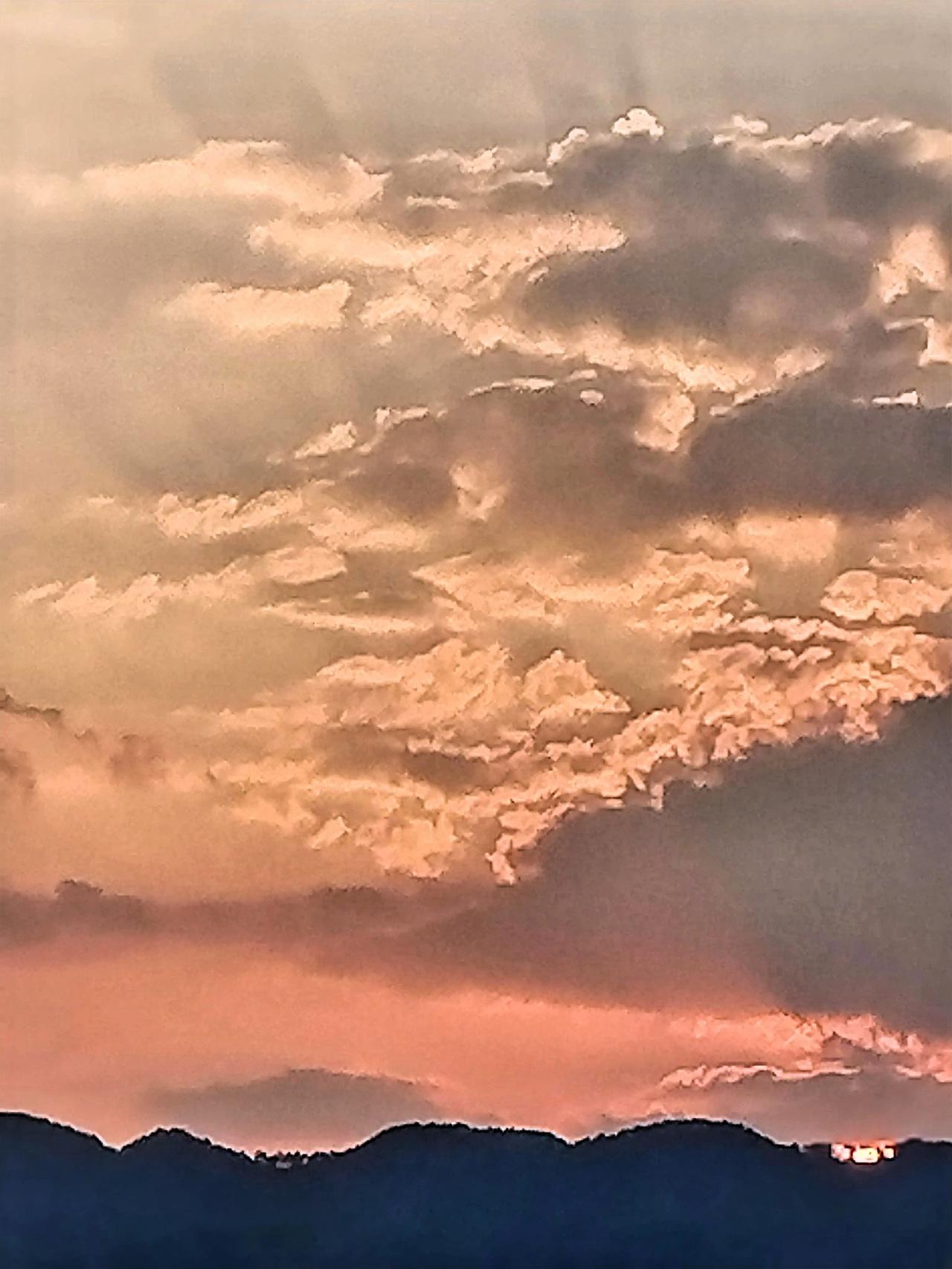 云海翻滚，夕阳余晖，静谧山峦，大自然的壮丽画卷。