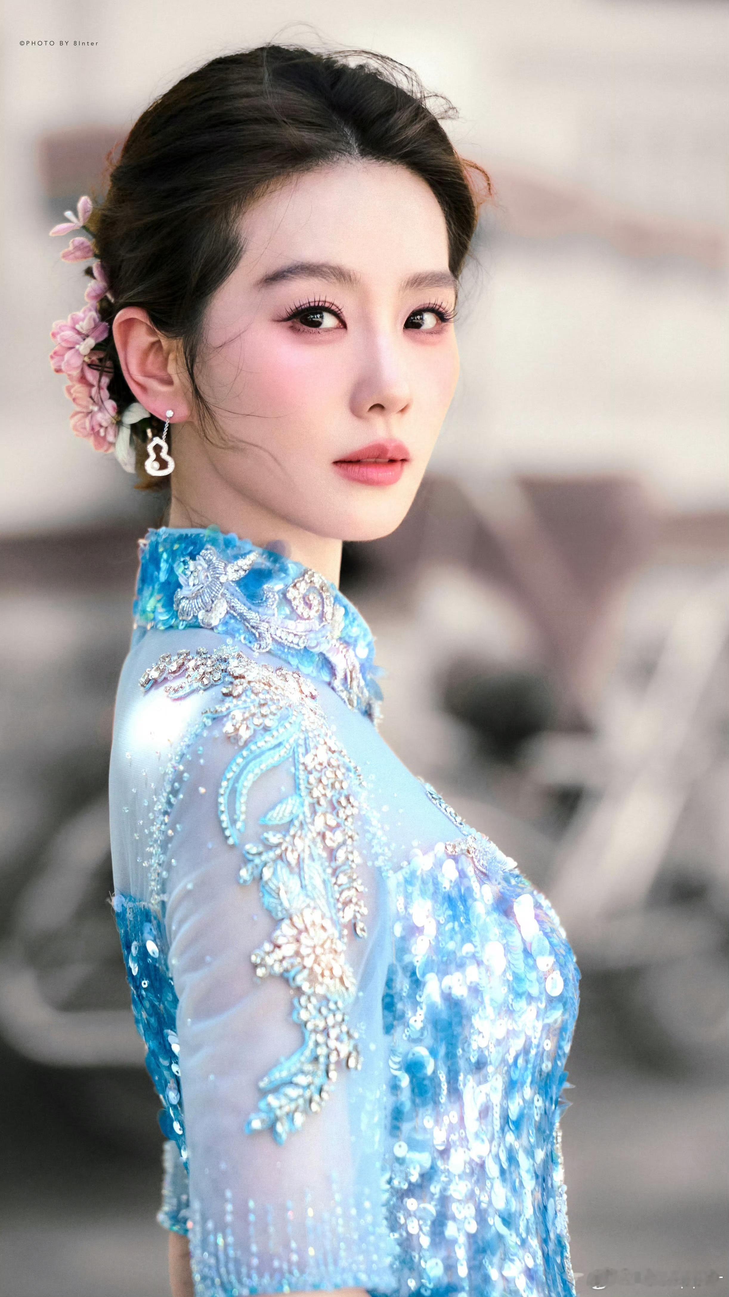 刘诗诗刘诗诗 热红温了还在问用的什么腮红其实是高温催生的限定腮红哈哈，刘诗诗真的
