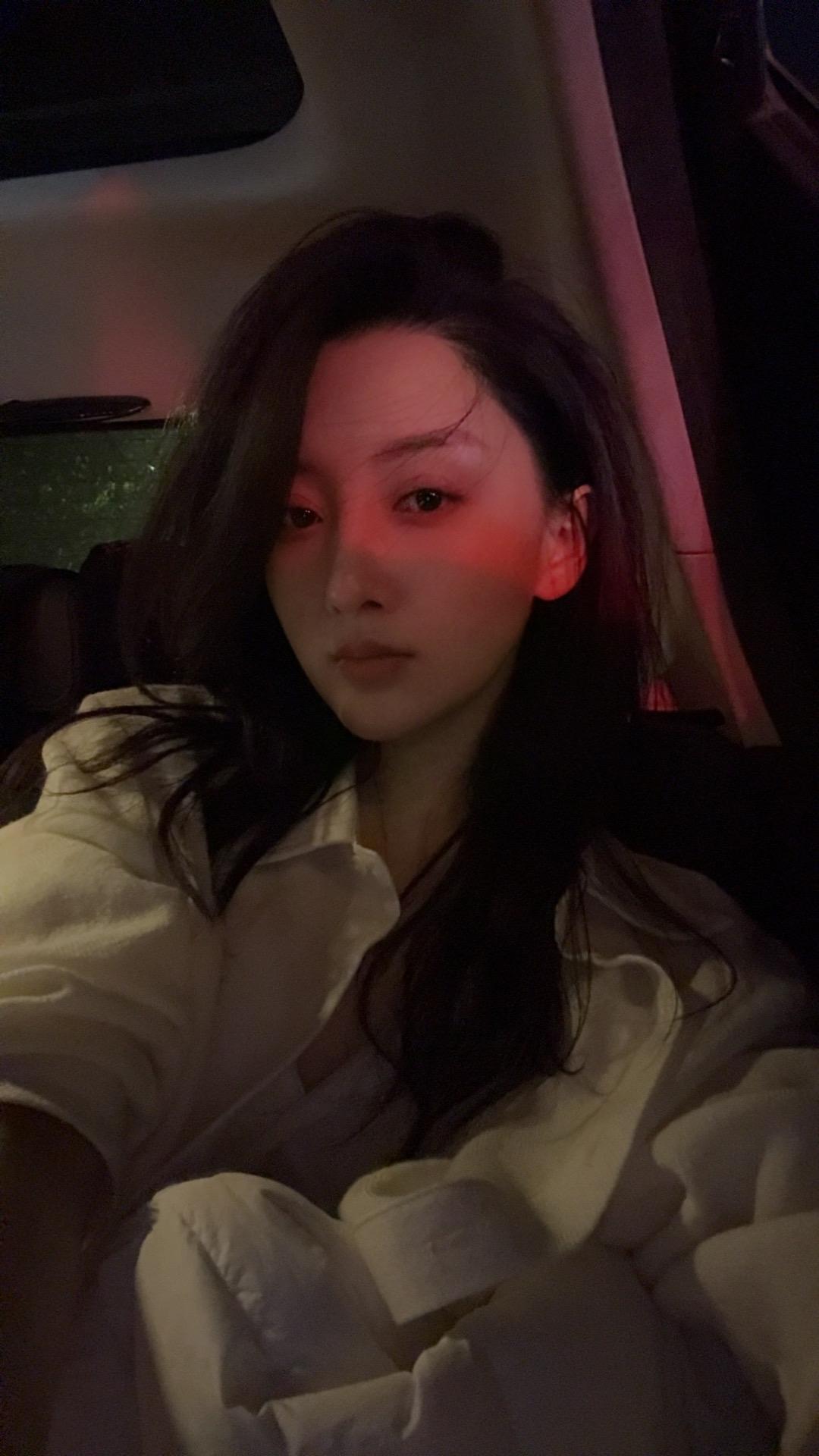 她刚刚好她不太疯也不古板可以微醺可以大醉可以合群还可独行可以安静更可独...