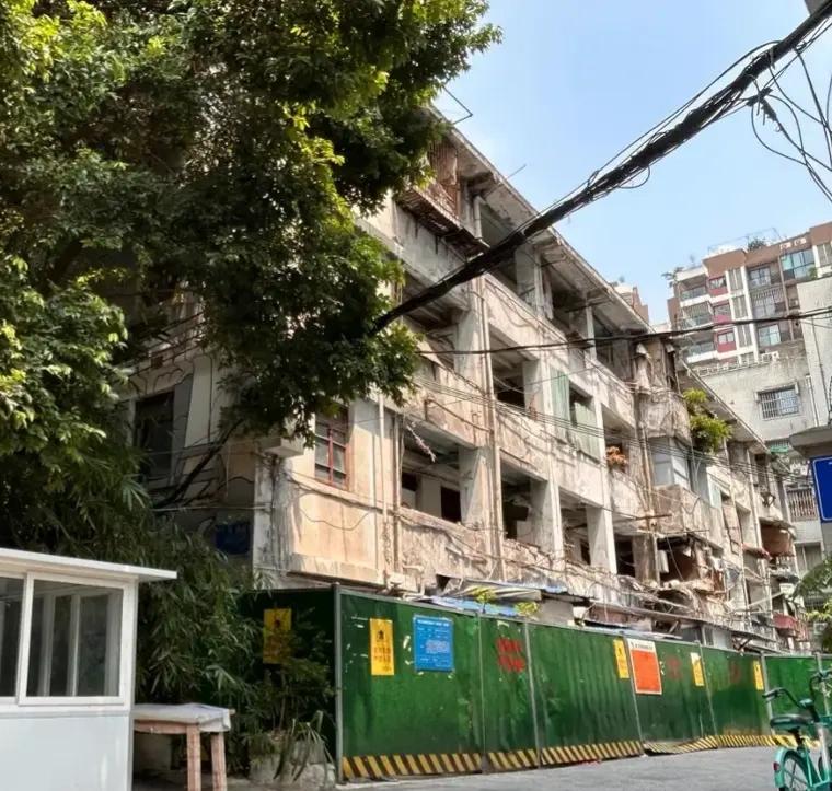 一位美女同事最近准备买几套老破小用来出租，但是他老公却不同意她这么干。于是美女同