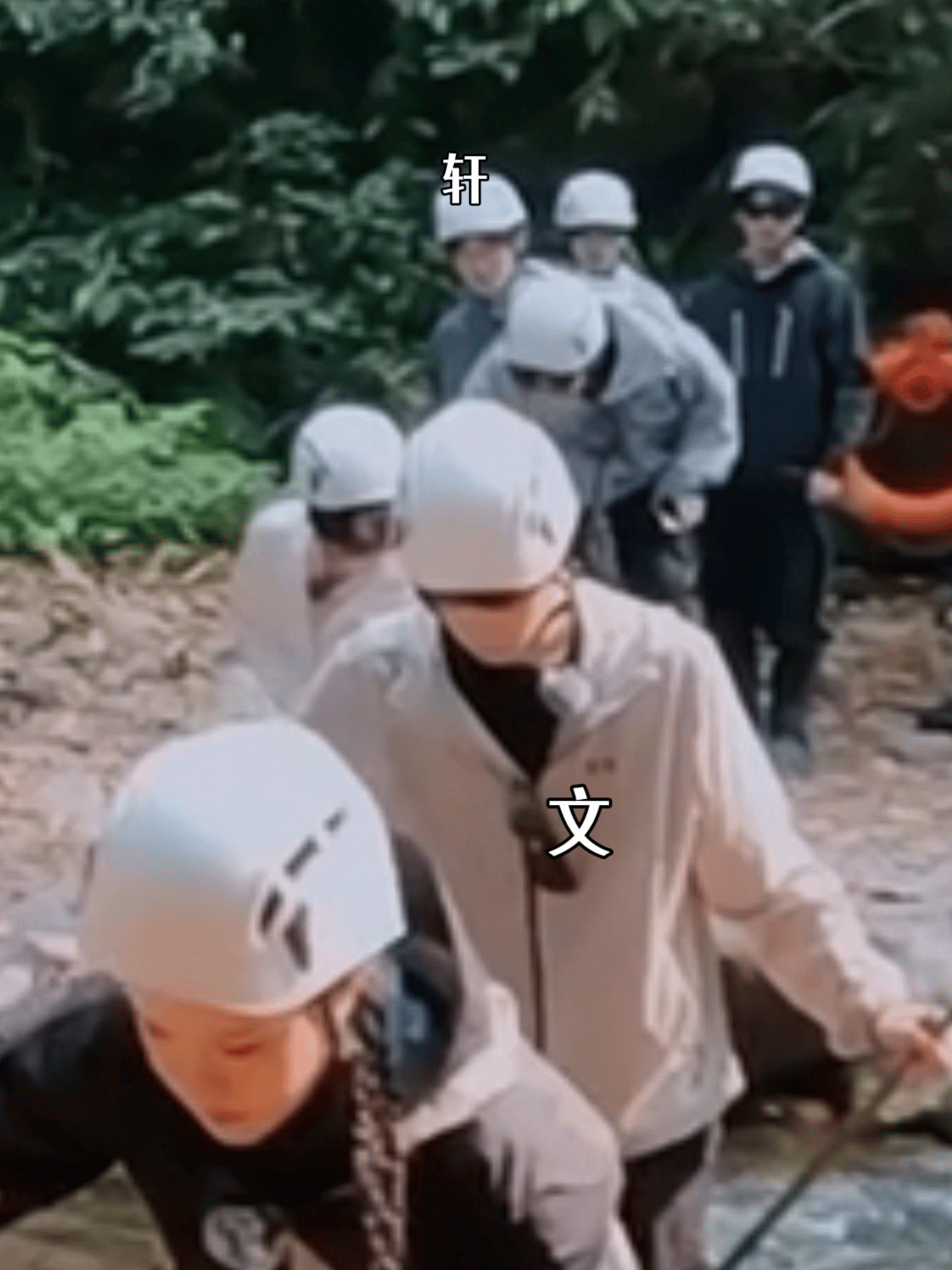 刘要闻抓着绳索过河，颂雅轩把头探出头看着 