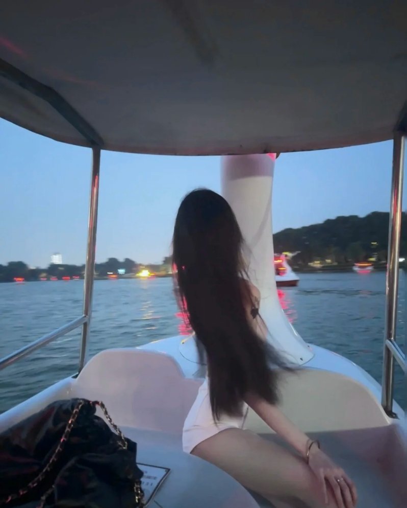 不要认为每个女孩子都爱钱如命 你赚钱是很辛苦 但这个世界上能养起自己的女人 比比
