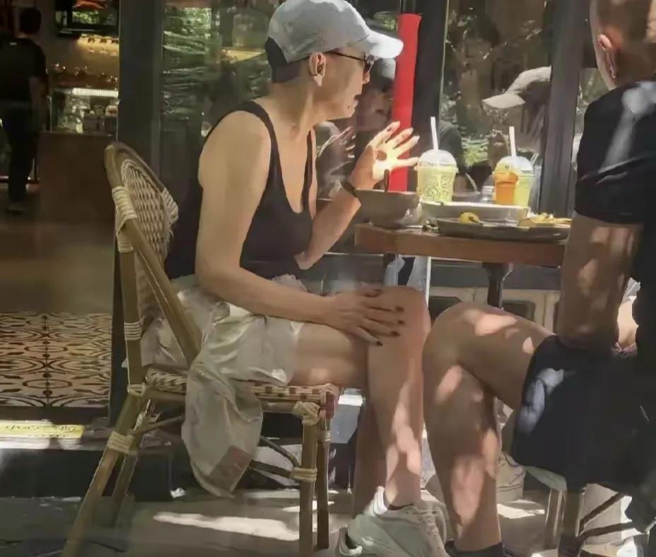 黑背心配短裤，66岁宋丹丹心态，算是把优雅老去体现得淋漓尽致
近日有网友在北京街