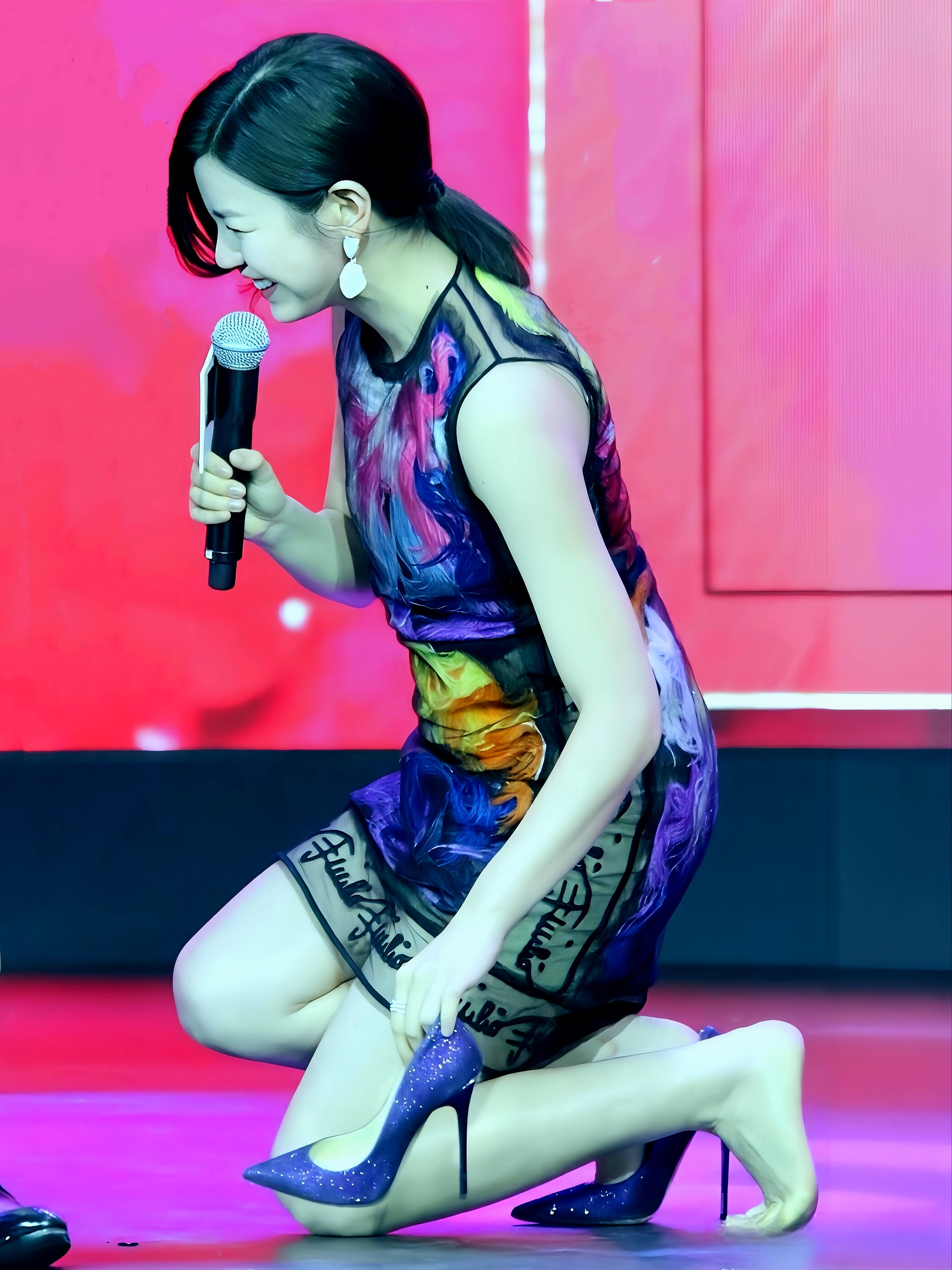 陈妍希微胖的身材好迷人 