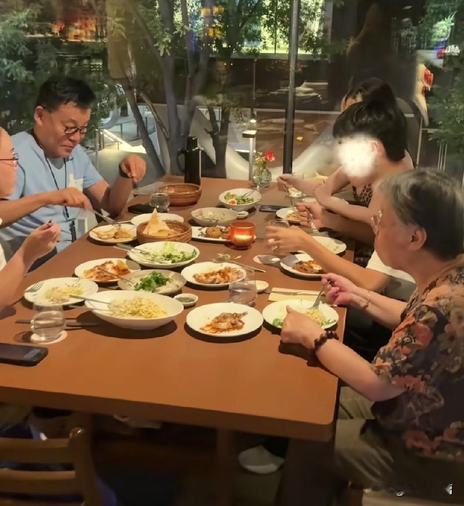 被打码的是李国庆的儿子吗？

这是李国庆和张丹红的中秋团圆宴，有老人，有孩子，其