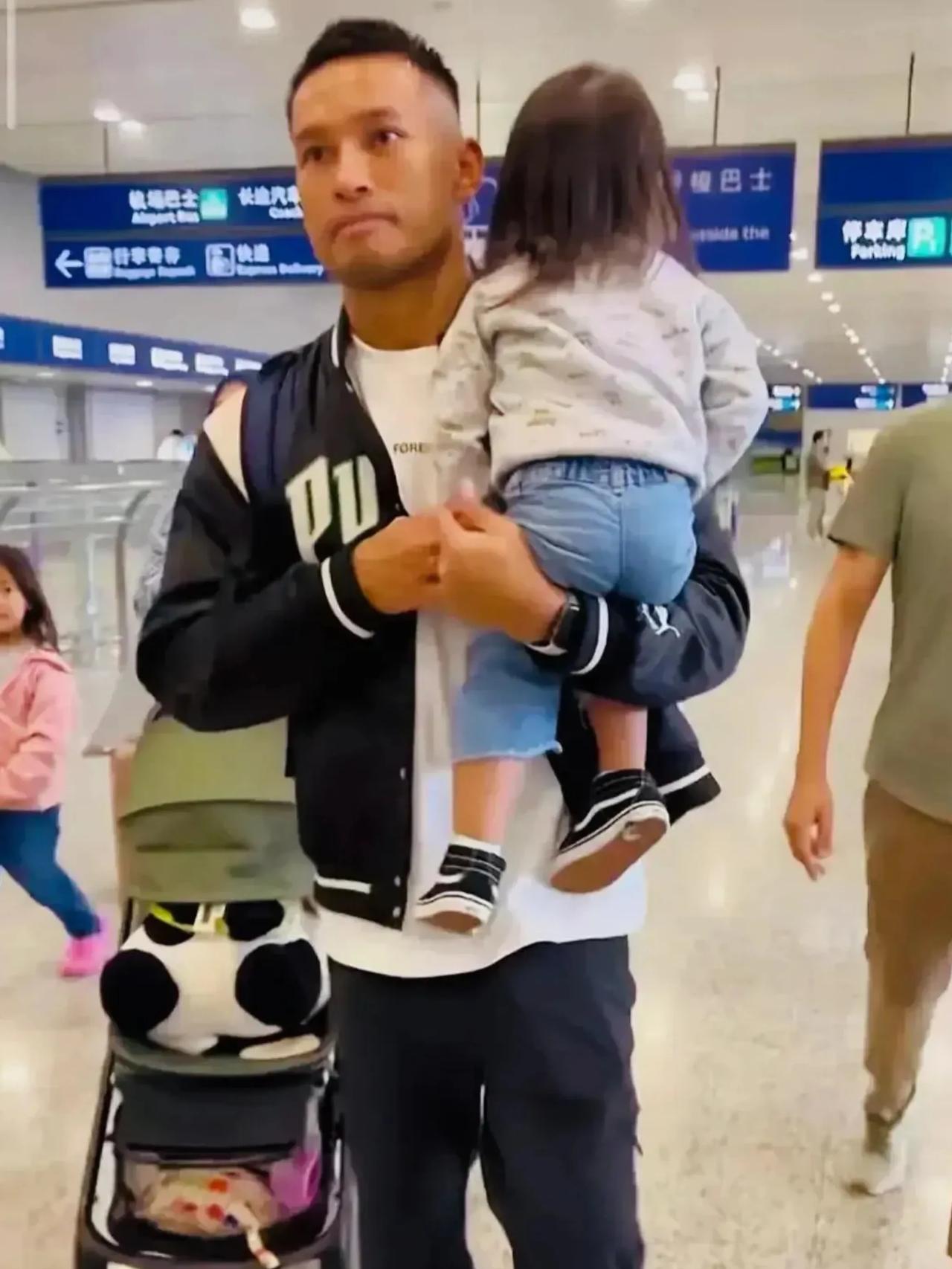 新加坡门将桑尼已来到上海，他不是一个人来的，随行的有他的妻子女儿。

他今年40