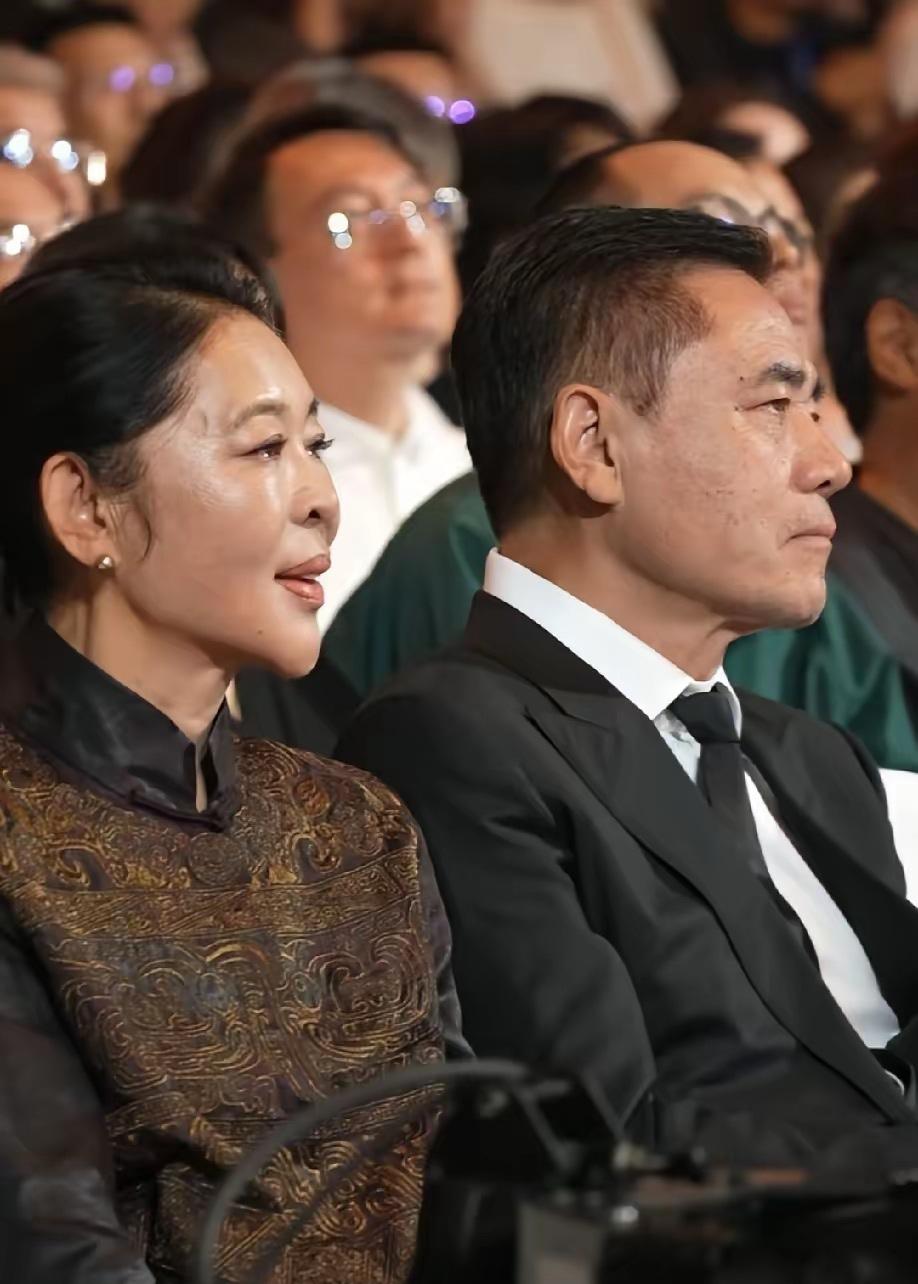 倪萍的下巴确实太长了，长的有些奇怪了都。年龄长下巴也长？
长也罢短也罢，身体健康