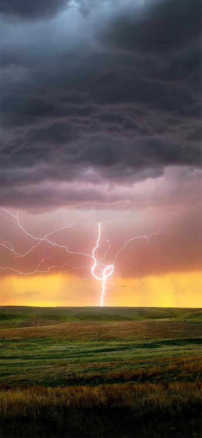 大明正德年间，江湖暗流涌动。在西北那片广袤无垠的大漠中，有一座神秘的边城——黑水