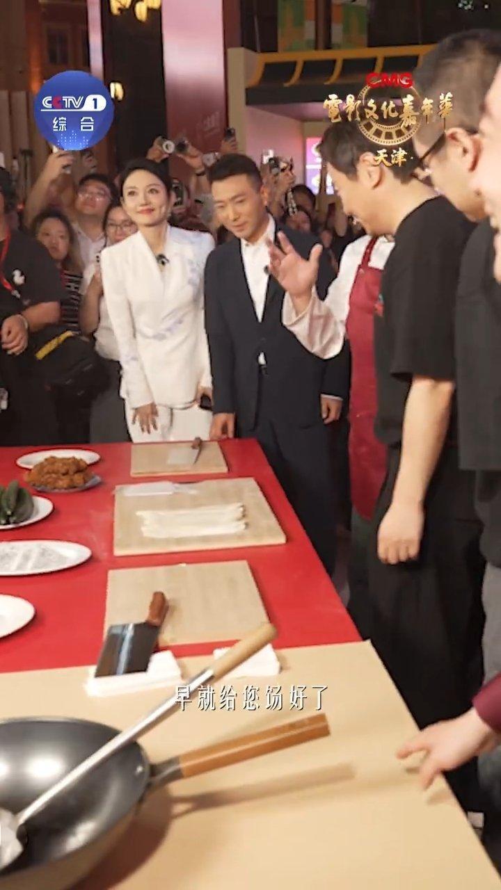 徐福和马俊生又一起做饭了沈腾秀刀工再度看到两位演员同框做饭真的很惊喜，沈腾凭借熟