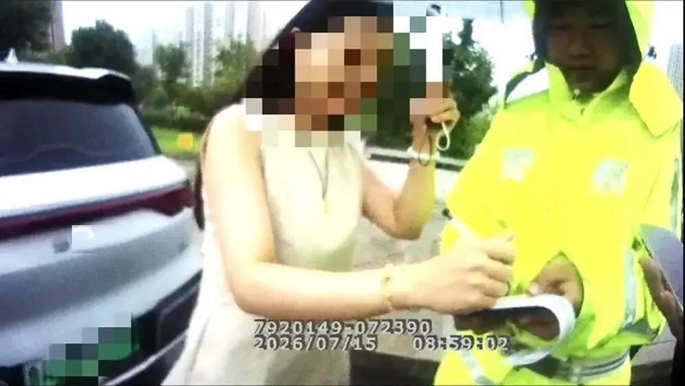 奇葩母女！共同爱好给车牌号戴口罩
在济南山财大街莲河北桥路段路发现两辆停放的机动