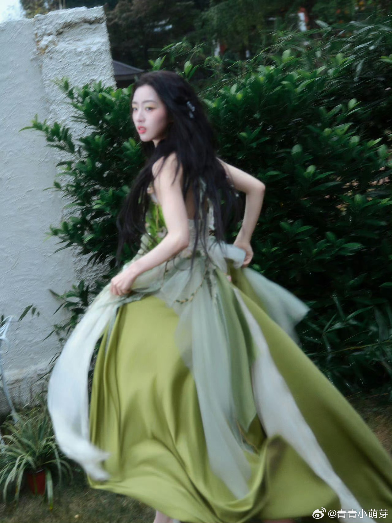 邓恩熙 看得出她是精灵邓恩熙这精灵造型绝了，绿色长裙搭配薄纱翅膀，瞬间仙气四溢。