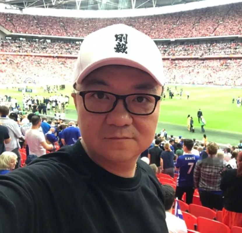 自掏5400万董路原来身家数十亿，开劳斯莱斯住10万一平豪宅
最近董路搞"足球小