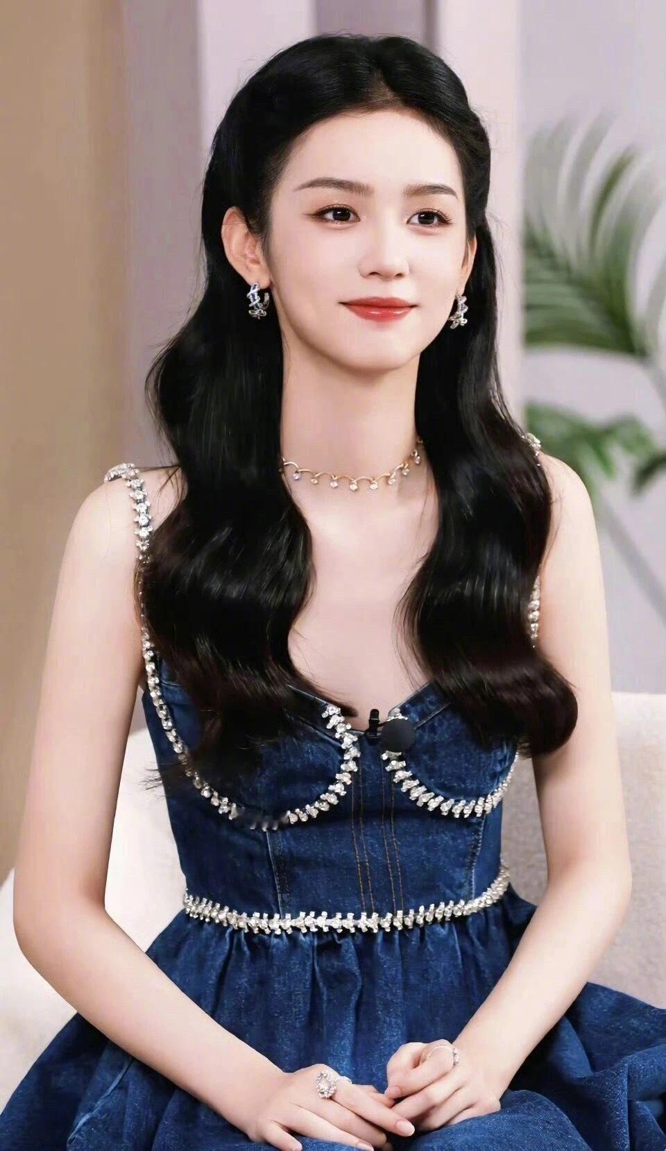 周也下半年有郑晓龙监制的大女主剧，年底还有部电影，和颂现在的资源还是倾向周也的，