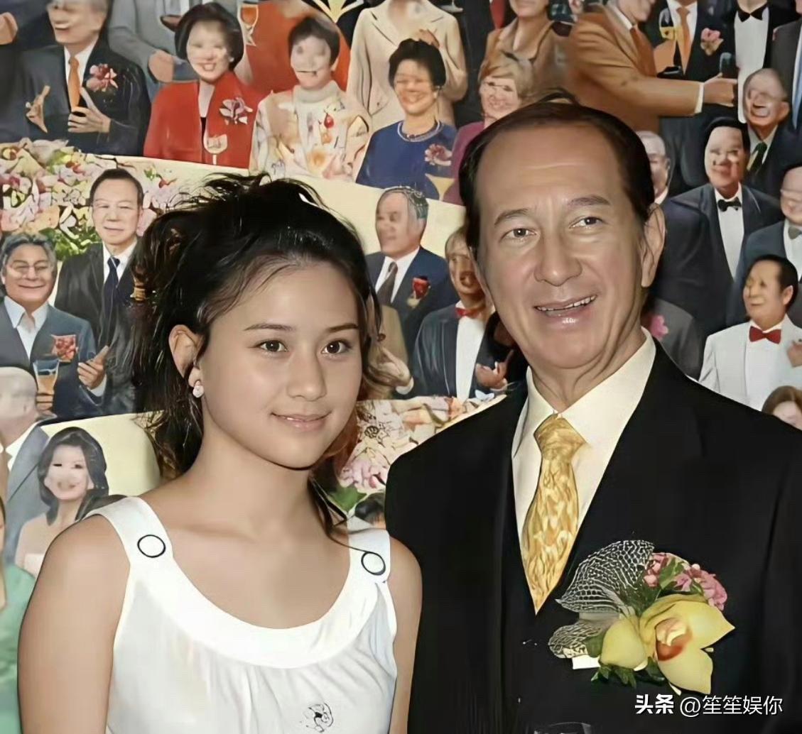 何超莲素来心思通透，是极聪明之人，两段恋情反差尽显考量：与吴克群相恋隐于幕后，携