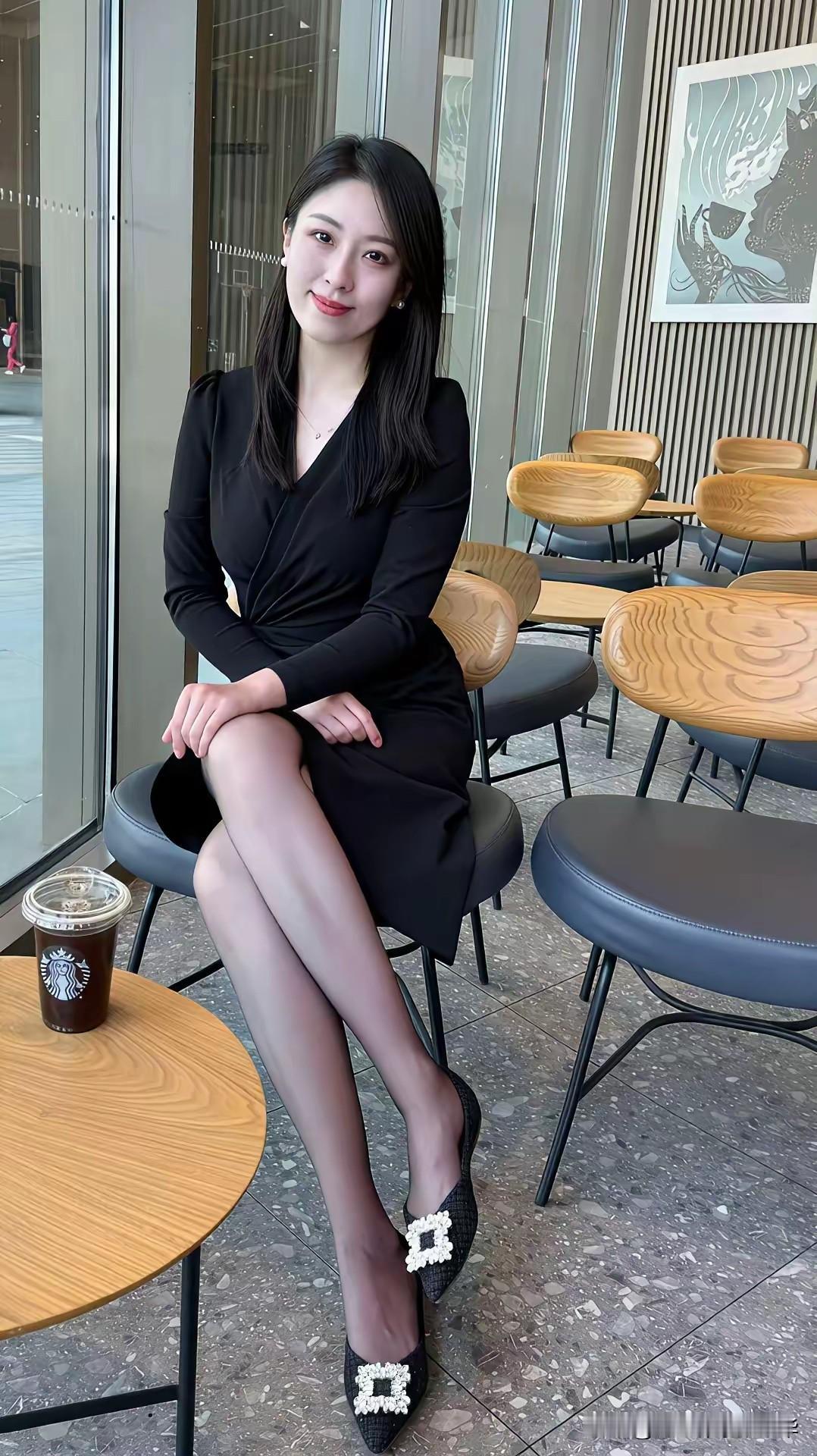 我们村的妇女主任，随便往哪里一坐，都会吸引不少的朋友过来聊天，大家都说她很美，成
