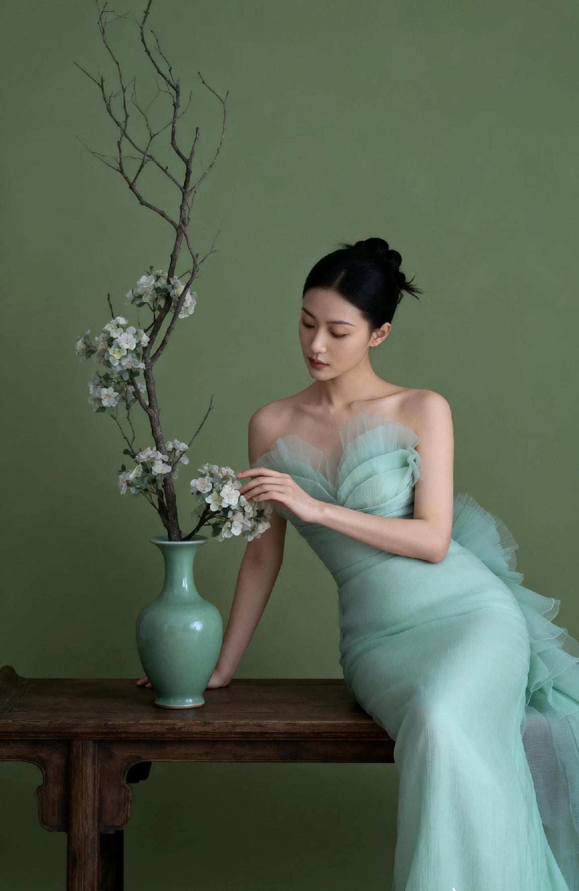 张雪峰说：很多婚姻的存续，只是在消耗一个清醒的人，成全一群不愿长大的人。
 
身