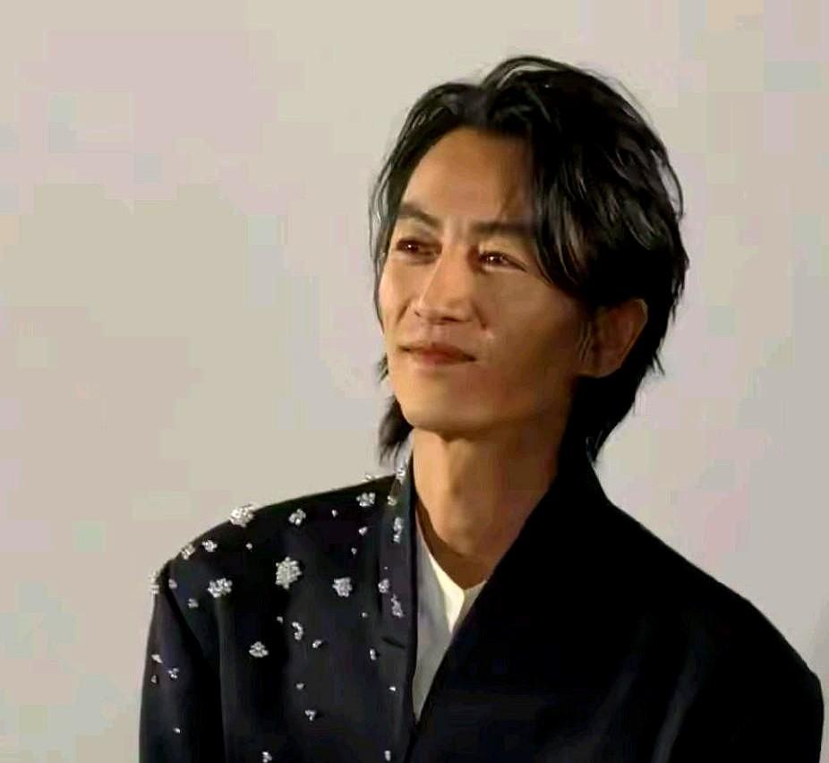 陈晓最近瘦得脱相，颧骨突出，让不少人瞎猜他是不是病了或者婚变了。

结果搞半天，