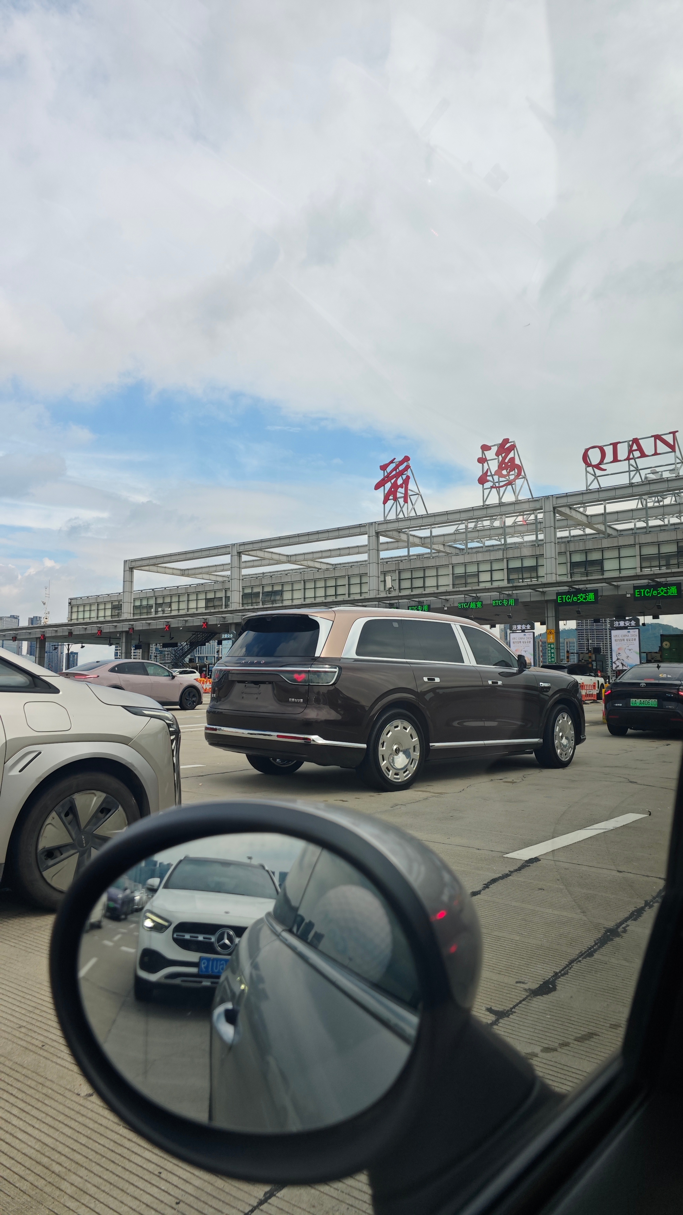 刚提车还没上牌的问界M9大饼轮子不错 ​​​