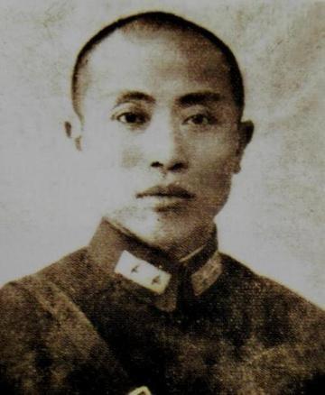 1938年，国军少将张岚峰率数千人投日，不久后他的弟弟张俊峰因小事惹怒日军，被绑