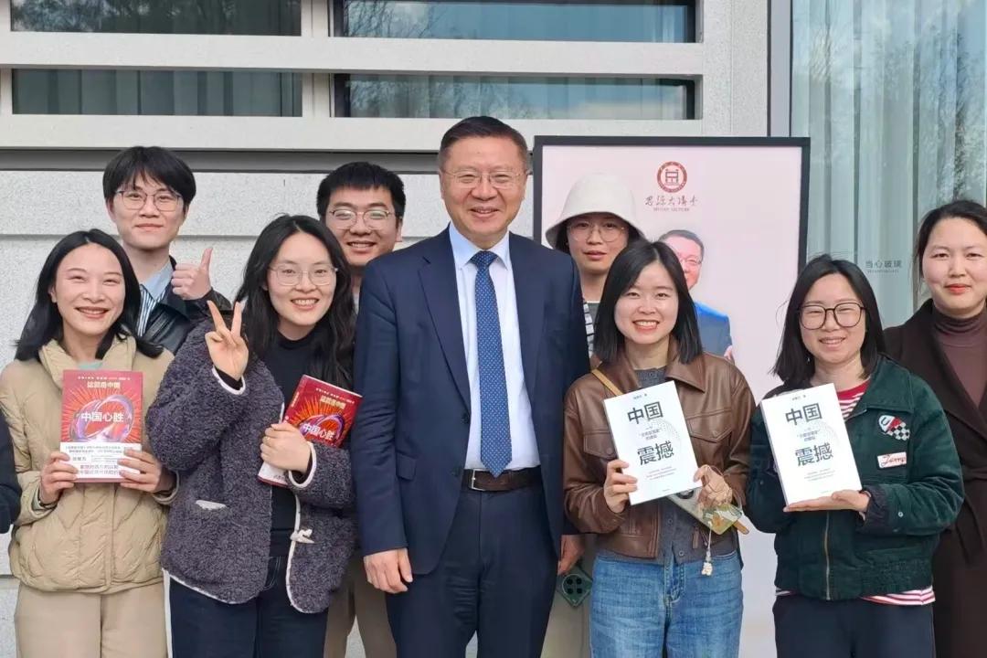 张维为教授近日四川一行，也遇到了不少粉丝。粉丝想合影，张维为教授答应；粉丝要签名