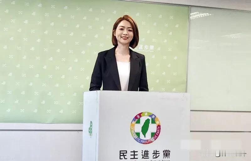民进党增添一个美女发言人
今天，民进党发言人韩莹正式亮相。
现在民进党发言人还有