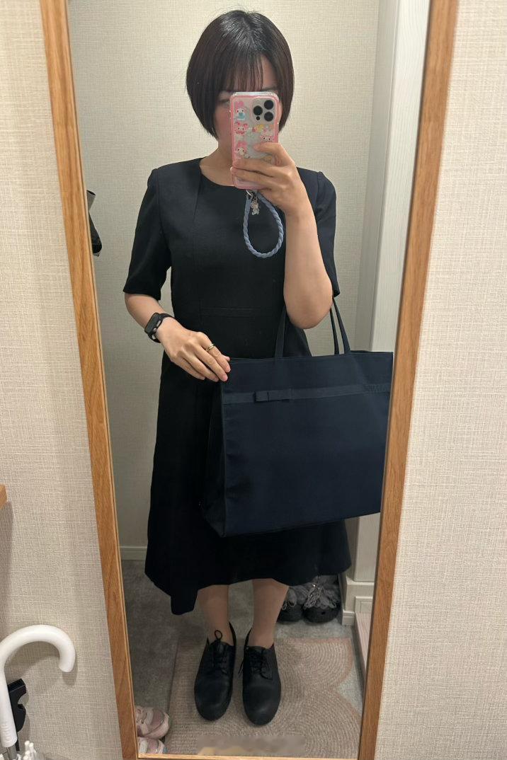 出陣！！一点小心思：没画卧蚕，腮红口红眼影都选了不显嫩的，裙子上本来有个可爱的圆