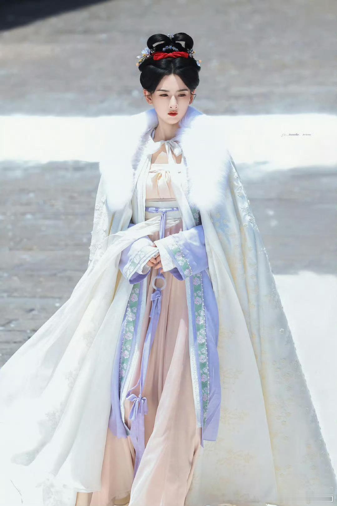 宋祖儿就这么薄薄一片，都瘦成这样了好心疼女明星为了上镜真的很努力